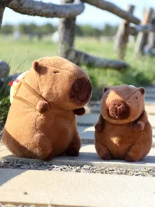 Süßes Kapibara Plüschtier Detail, weiches braunes Stofftier mit einem kleinen Brot Rucksack.