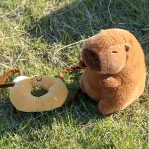 Detailansicht des Kapibara Plüschtiers mit weichem braunen Fell und niedlichem Donut-Rucksack.