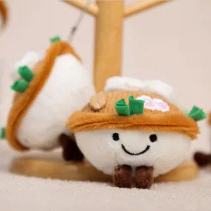 Detalle de llavero de peluche cuenco de ramen lindo, colgante de bolsa suave y bonito.
