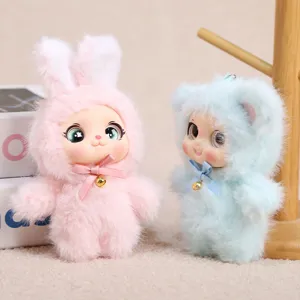 Adorable colgante de peluche con cara de vinilo, diseño suave de conejo y oso.