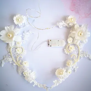 Guirlanda de luces LED de flores de encaje blanco con perlas para decoracion de fiesta