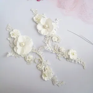 Elegantes adornos de encaje blanco para tartas con perlas y tallos de alambre para cumpleaños.