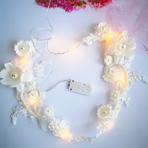 Guirnalda de luces LED de encaje floral blanco con perlas y caja de pilas para fiestas.