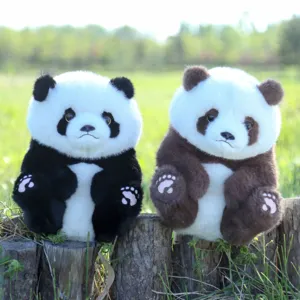 Detailaufnahme von niedlichen Simulations-Panda-Plüschtieren auf Holzzaun, weiche Stofftierpuppe.