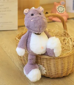 Süßes lila Plüsch Nilpferd Stofftier mit langen Gliedmaßen im Korb, weiches Kuschelgeschenk.