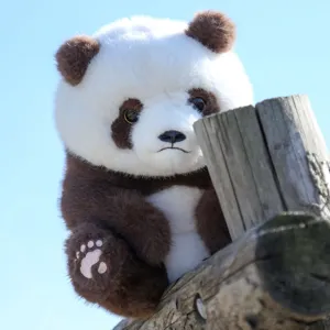 Realistischer sitzender Panda Plueschtier Detailansicht, suesse Stoffpuppe Geschenk