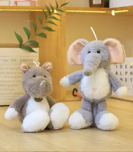 Detailansicht süßer Dschungel-Plüschtiere mit weichem Elefanten und Nashorn Puppen Set.