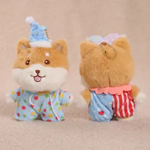 Vista detallada del tierno llavero de peluche Shiba Inu con gorro y pijama de colores.