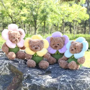 Detailaufnahme von süßen Blumen Bär Plüschtieren mit farbigen Blütenkragen im Freien.