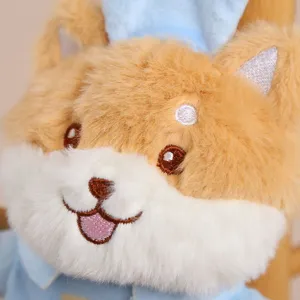 Primer plano de los detalles del tierno colgante de cachorro Shiba Inu con pelaje suave.