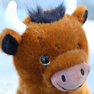 Primer plano detallado del peluche de vaca de las Tierras Altas con pelaje suave.