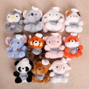 Détails de pendentifs en peluche d'animaux mignons avec mini toques de chef et tabliers rayés.