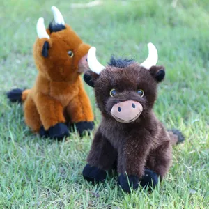 Bonito peluche de vaca de las Highlands animal de peluche suave detalle en cesped.