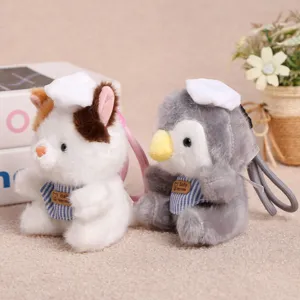 Mignon porte-clés en peluche avec chapeau de chef et tablier rayé, poupée douce pour sac.