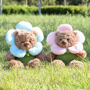 Detailansicht süßer Blumen Plüschtiere sitzend auf grünem Gras im Freien für Kinder.