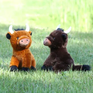 Vista detallada de adorables peluches de vacas de las Tierras Altas, animales suaves.