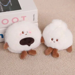 Primer plano de colgante de peluche suave, adorable muñeco de albóndiga con cara bordada.
