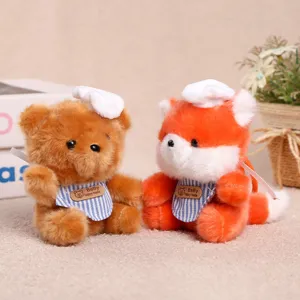 Mignon pendentif peluche animal poupée douce avec toque de chef et bavoir pour sac.