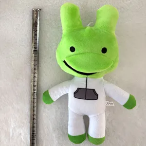 Detailansicht des grüne Ohren Plüschtiers neben einem Maßband, zeigt weiche Textur.