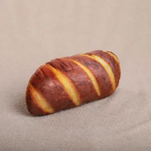 Primo piano dettagliato di un morbido cuscino in peluche a forma di baguette, decorazione carina.
