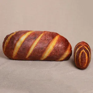 Vista dettagliata di un cuscino realistico in peluche a forma di pane baguette.