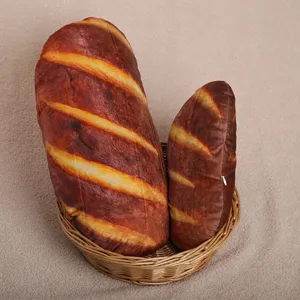 Dettaglio del cuscino in peluche a forma di pane baguette con tessuto morbido e stampa.