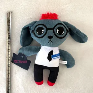 Detailansicht des niedlichen Spiel-Plüschtiers mit Brille, Hemd und Namensschild.