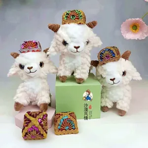 Gedetailleerd weergave van schattige krullende pluche schapen met etnische hoeden, leuk.