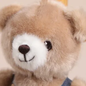 Grazioso ciondolo orsetto di peluche con salopette di jeans, morbido materiale per borsa.