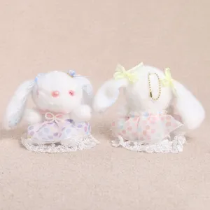 Plüsch Hase Schlüsselanhänger Detail, süßes weißes Kaninchen Puppe mit gepunktetem Kleid.