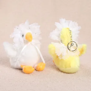 Süßer Plüsch Ente Schlüsselanhänger mit Spitzenkopfschmuck, weiches Stofftier Taschenanhänger.