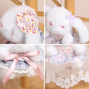 Flauschiger Plueschhase Schluesselanhang Detailansicht, weiche Kaninchenpuppe mit Hut.