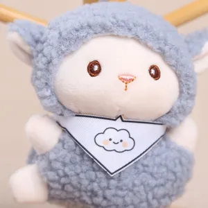 Nahaufnahme des süßen grauen Schaf Plüschtier Schlüsselanhänger mit Wolke Lätzchen Geschenk.