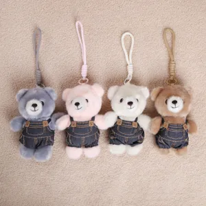 Simpatico portachiavi con orsetto di peluche e salopette jeans per decorazione borsa