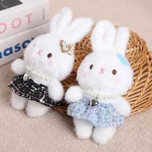Simpatico portachiavi con coniglietto in peluche, collana di perle e gonna in tweed, borsa.