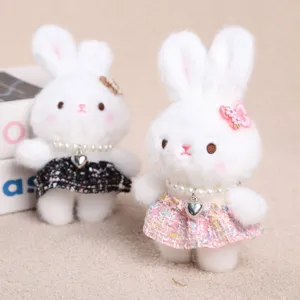 Simpatico ciondolo bambola coniglio in peluche con collana di perle e gonna, decorazione.