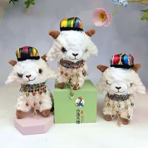 Gedetailleerd uitzicht op schattige etnische pluche schaap pop sleutelhanger met kleurrijke hoed.