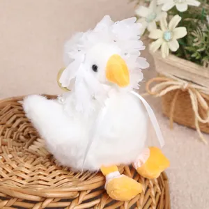 Plüsch weiße Gans Taschenanhänger Spielzeug, süße Entenpuppe mit feiner Spitzenhaube Detail.