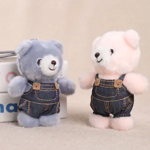 Vista dettagliata portachiavi orsetto peluche, simpatico ciondolo salopette jeans per borse.