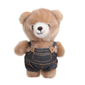 Simpatico ciondolo orsetto di peluche con salopette in denim, perfetta borsa charm e portachiavi.