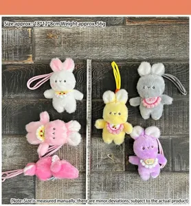 Mignon porte-clés en peluche lapin avec bavoir tricoté, accessoire de sac doux et joli.