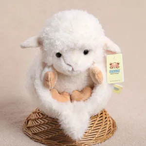 Dettaglio peluche pecora soffice, morbida forma a palla rotonda con dolce viso ricamato.