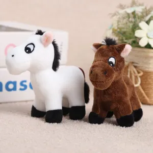 Vista dettagliata del portachiavi cavallo in peluche, morbido pony imbottito come ciondolo.
