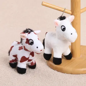 Dettaglio di mini peluche cavallo portachiavi, decorazione di giocattolo su supporto in legno.
