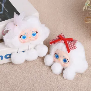 Vue détaillée de la jolie poupée en peluche duveteuse avec de grands yeux bleus.