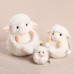 Vista dettagliata di morbido peluche pecora rotonda bambola, tessuto soffice, regalo perfetto.