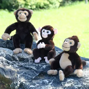 Gedetailleerd uitzicht op schattige pluche aapspeelgoed op een rots buiten, zacht en pluizig materiaal.