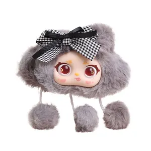 Joli pendentif poupée en peluche grise avec de grands yeux et un nœud à carreaux.