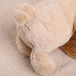 Gedetailleerde close-up van de zachte pluche speelgoedrug en pluizige staart, fijne textuur.