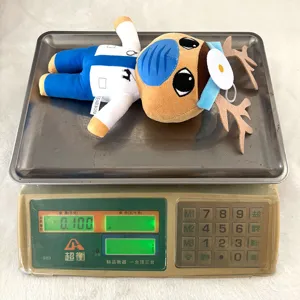 Süßes Tierhospital Plüschtier Arzt Puppe mit Geweih und blauer Maske für Gaming Fans.